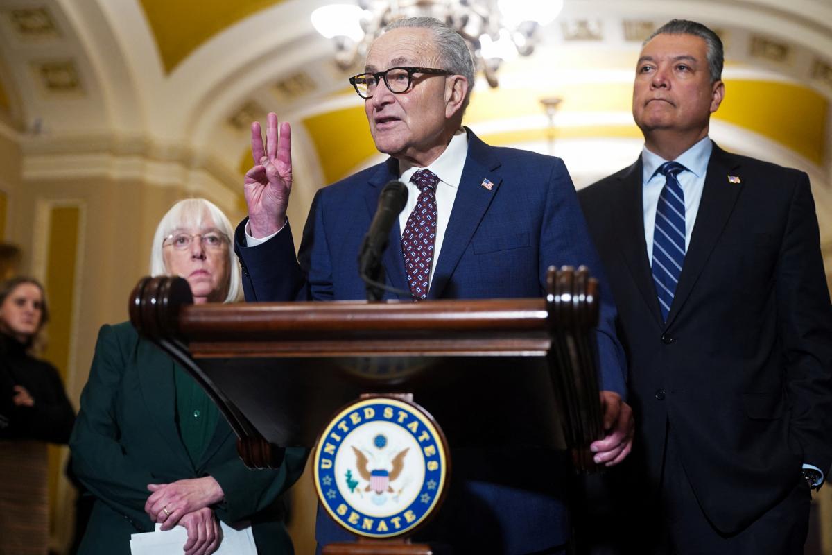 El líder de la minoría del Senado de EEUU, el demócrata Chuck Schumer, atiende a la prensa en el Capitolio de Washington, el 28 de enero de 2026.