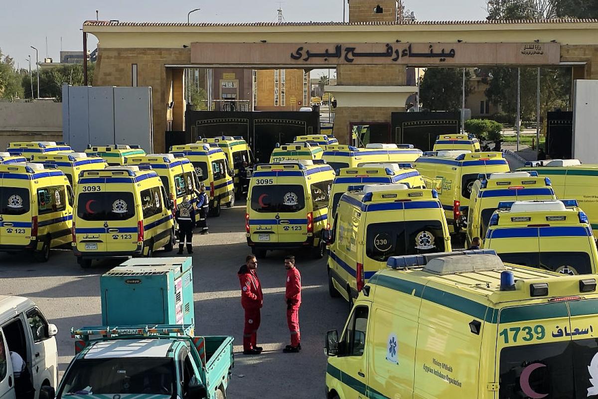Ambulancias y equipos médicos afiliados al Ministerio de Salud egipcio llegan al cruce fronterizo de Rafah, listos para entrar en Gaza y brindar ayuda, el 1 de febrero de 2026.