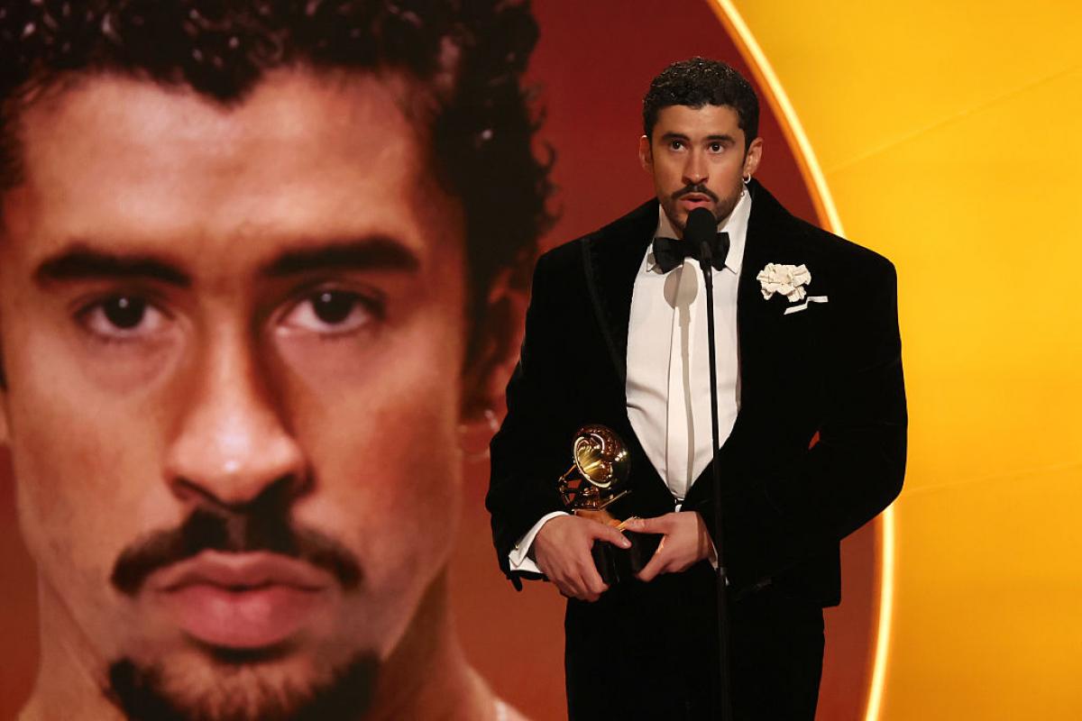 Bad Bunny recoge el Grammy al mejor álbum de música urbana por "DeBÍ TiRAR MáS FOToS"