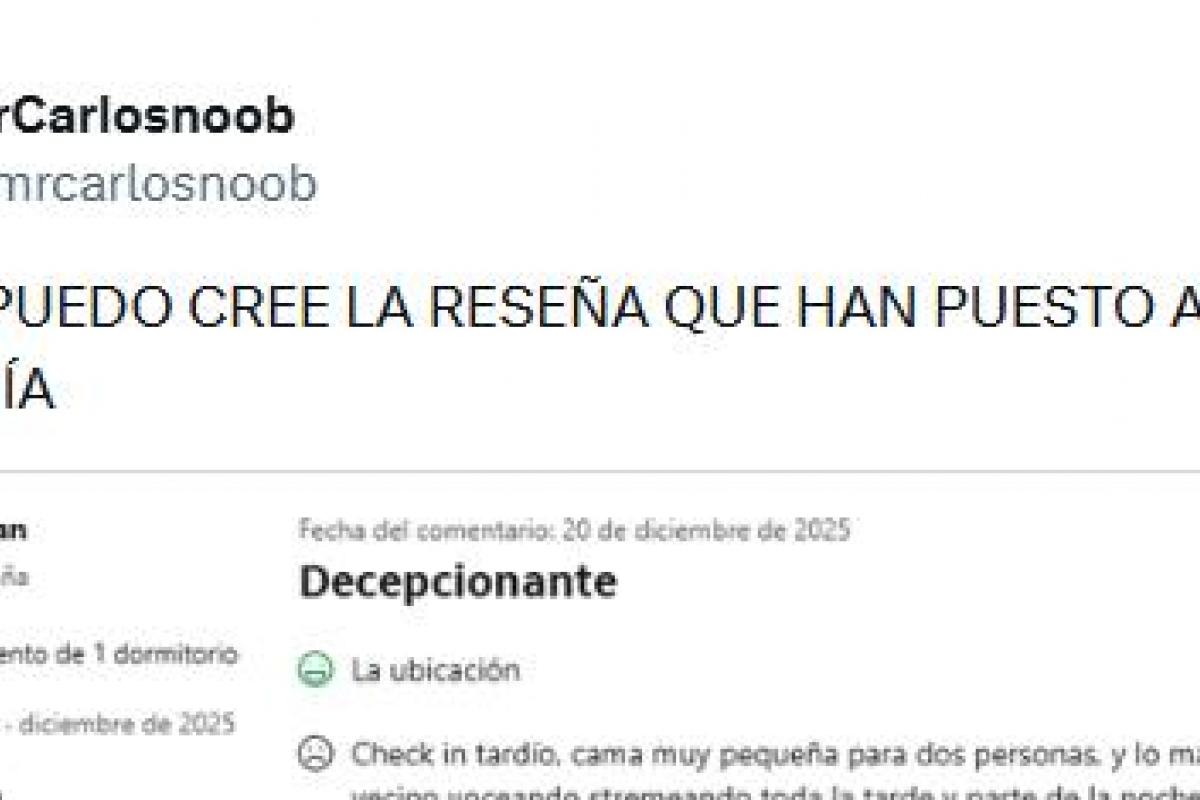 El tuit de @mrcarlosnoob con la reseña que le han dejado.