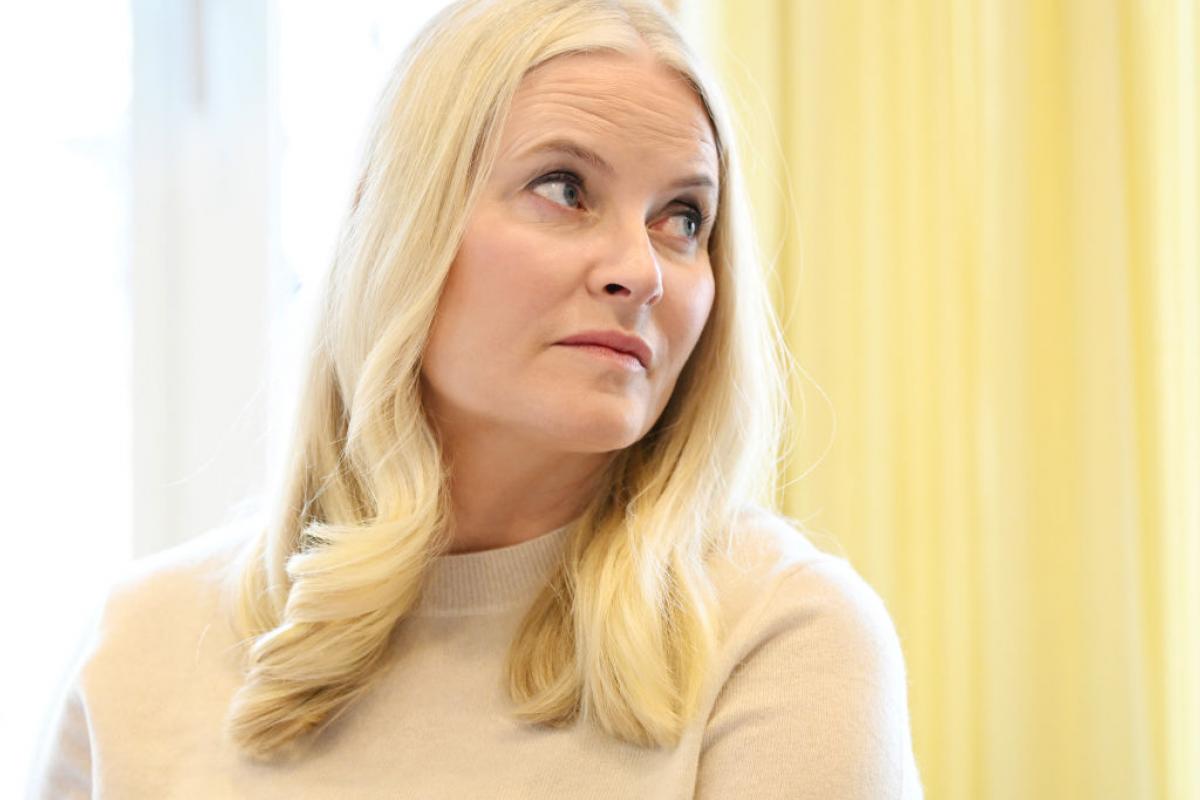 La princesa heredera de Noruega, Mette-Marit, visita a los Payasos de la Salud en el Hospital Ulleval de Oslo, el 5 de marzo de 2025.