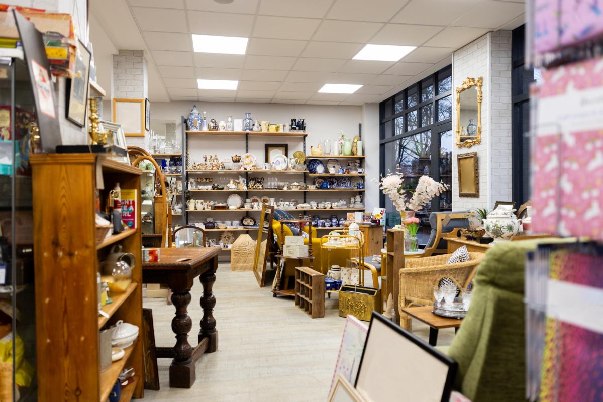 Panorámica de una tienda de muebles vintage.