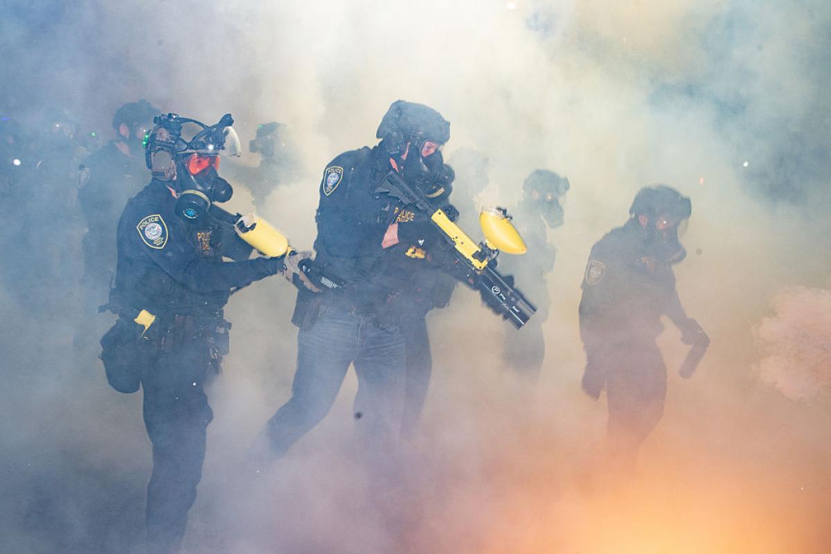 Bolas de pimienta, gas lacrimógeno y granadas aturdidoras lanzadas contra cientos de personas que marcharon desde el Ayuntamiento de Portland hasta las instalaciones del ICE, el 1 de febrero de 2026.