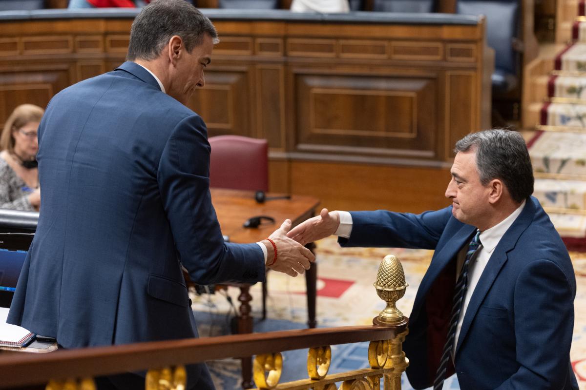 El presidente del Gobierno, Pedro Sánchez, con el presidente del PNV, Aitor Esteban; en una imagen de archivo en el Congreso.