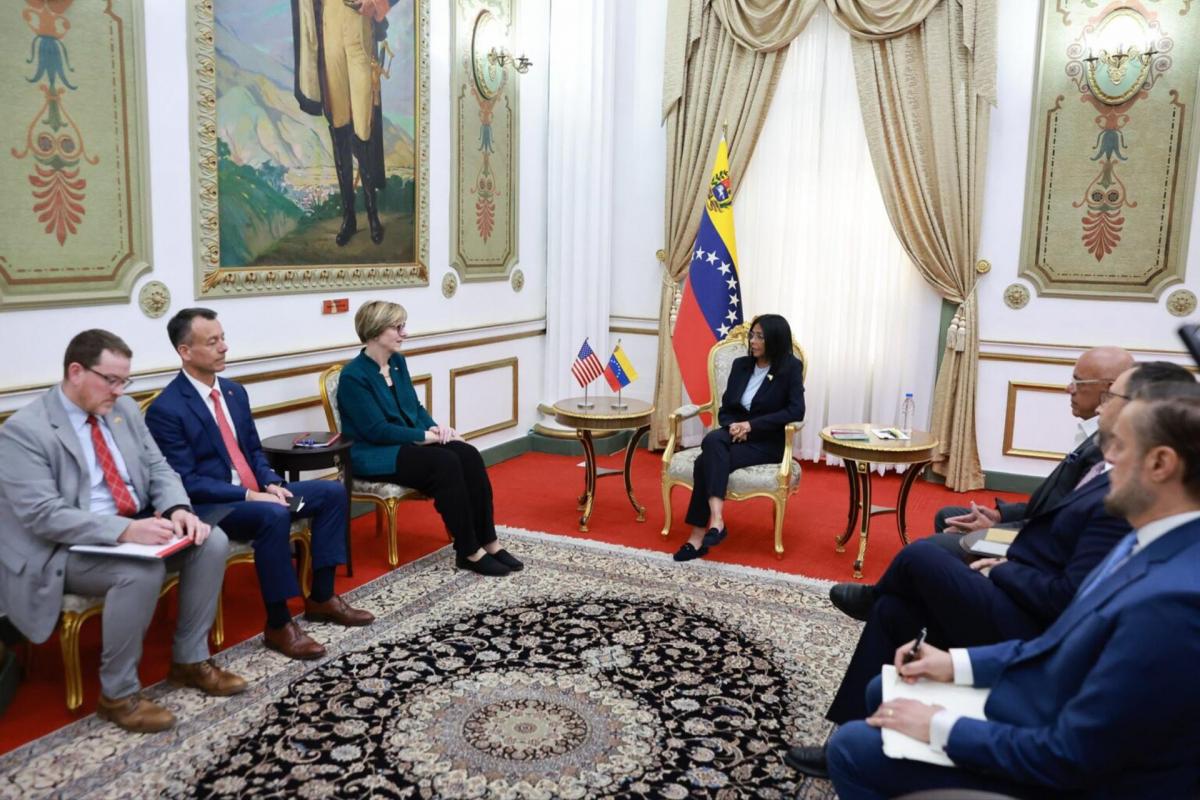 La presidenta encargada de Venezuela Delcy Rodríguez, reunida con la encargada de negocios de EEUU de la Unidad de Asuntos para Venezuela, Laura Dogu, el 2 de febrero de 2026.