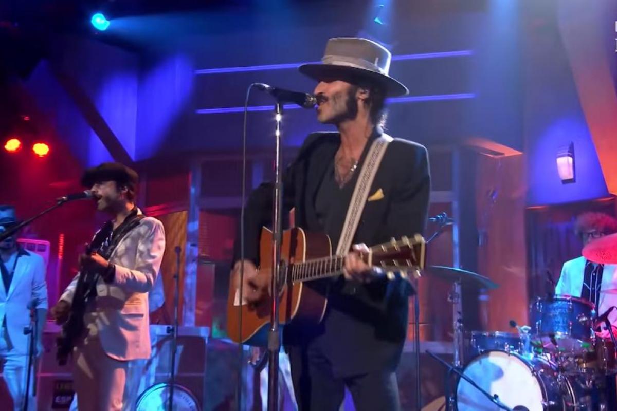 Momento de la actuación de Leiva en 'La Revuelta'.