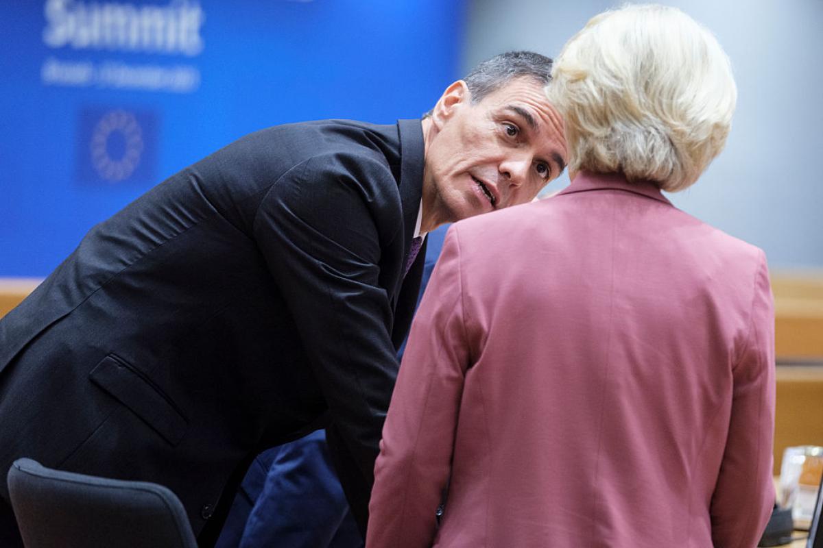 El presidente del Gobierno, Pedro Sánchez, conversa con la presidenta de la Comisión Europea, Ursula von der Leyen, antes de la Cumbre UE-Balcanes Occidentales, el 17 de diciembre de 2025 en Bruselas.