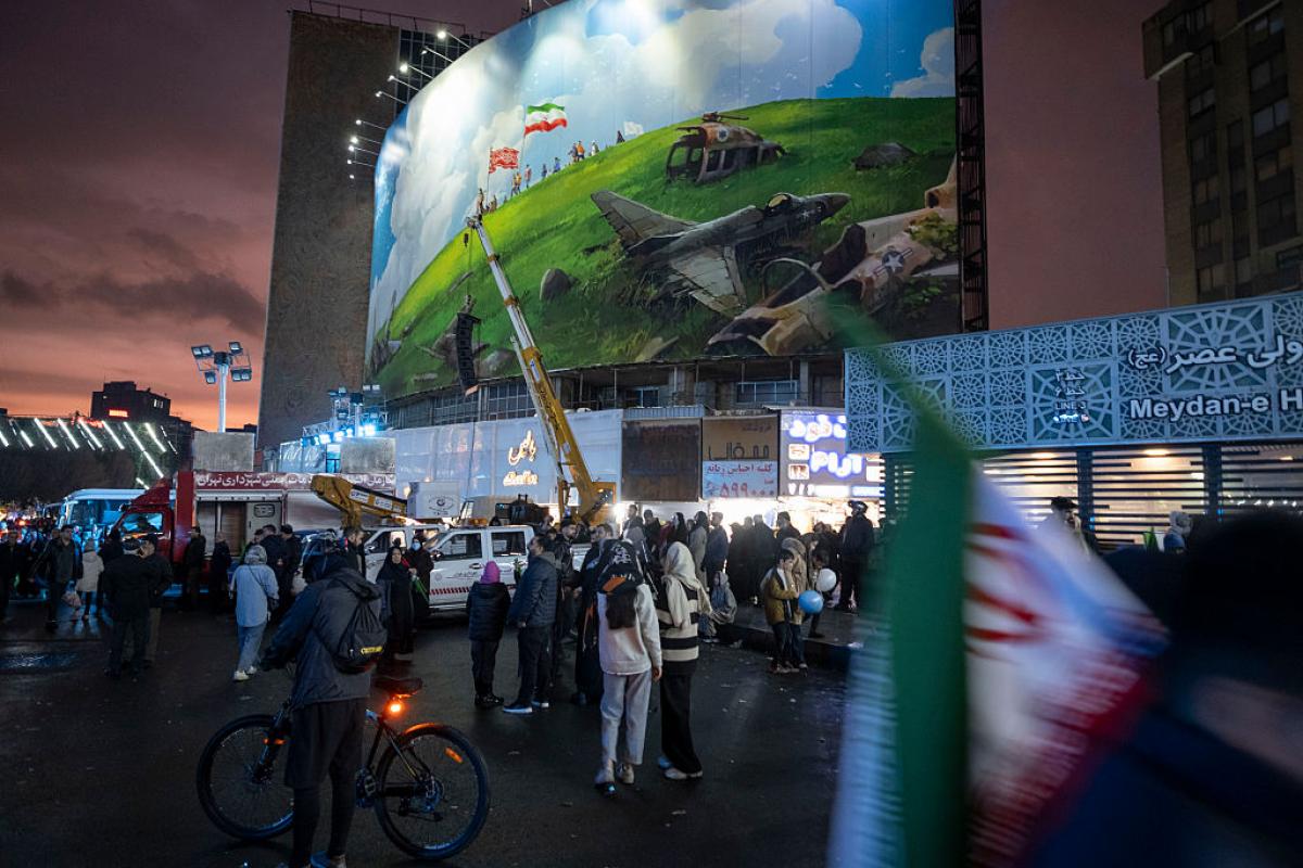 Ciudadanos iraníes se reúnen bajo una valla publicitaria antiestadounidense e israelí durante una manifestación a favor del régimen, el 4 de febrero de 2026, en Teherán.