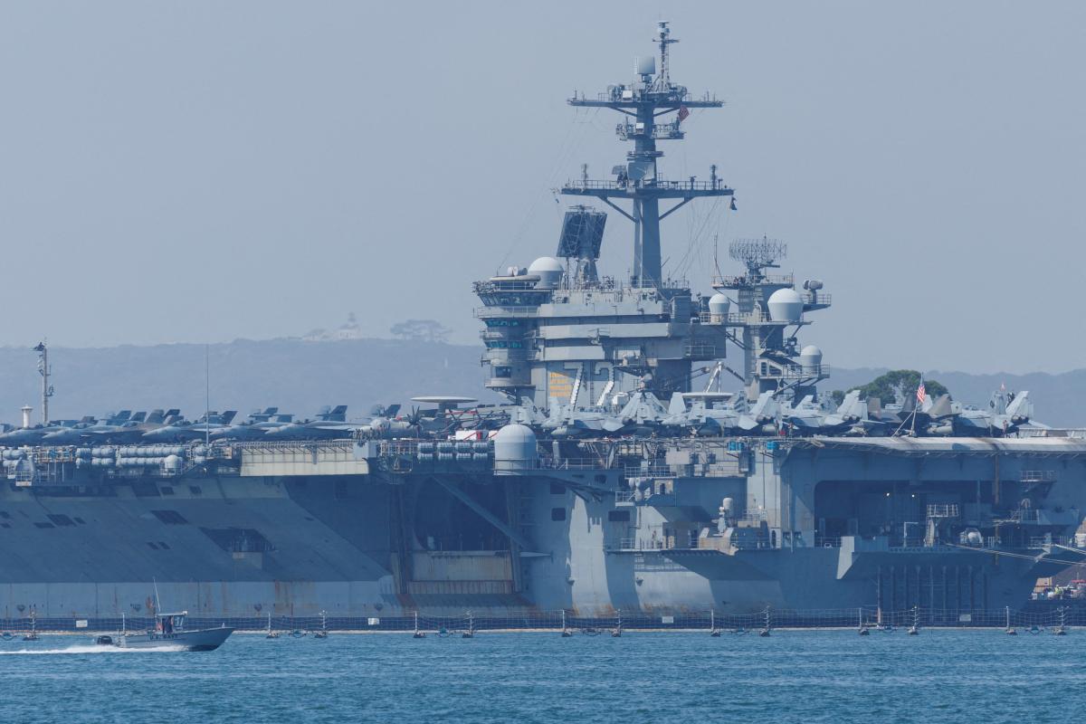 El USS Abraham Lincoln, un portaaviones de propulsión nuclear de clase Nimitz, en la Estación Aérea Naval de North Island en San Diego (California), el 11 de agosto de 2025.