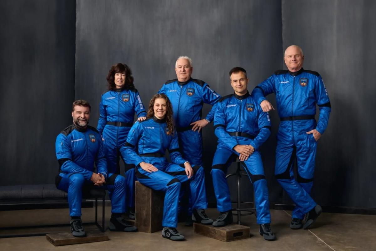 Imagen de Alberto Gutiérrez con el resto de viajeros en su expedición con Blue Origin.