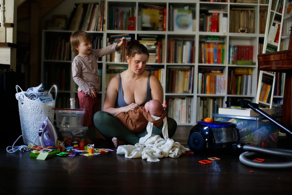 Una mujer a cargo de sus hijos