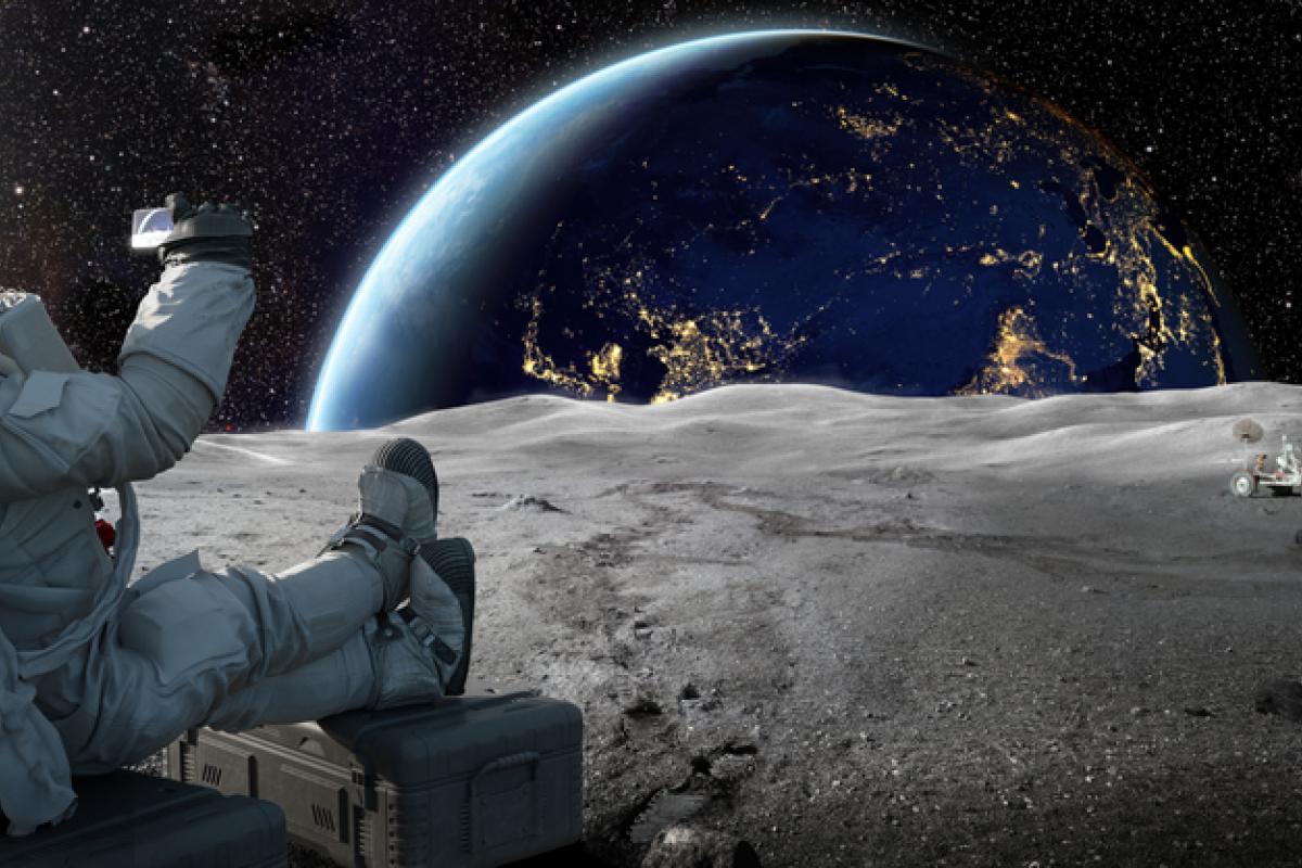 Imagen de un astronauta fotografiando la Luna.