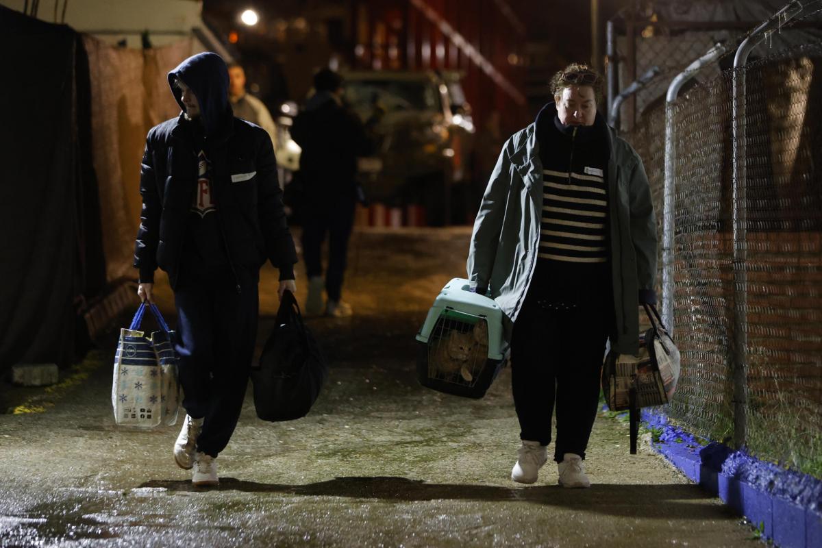 Los vecinos desalojados de Grazalema (Cádiz) llegan al polideportivo de El Fuerte de Ronda (Málaga), para protegerse de las lluvias, el 5 de febrero de 2026.