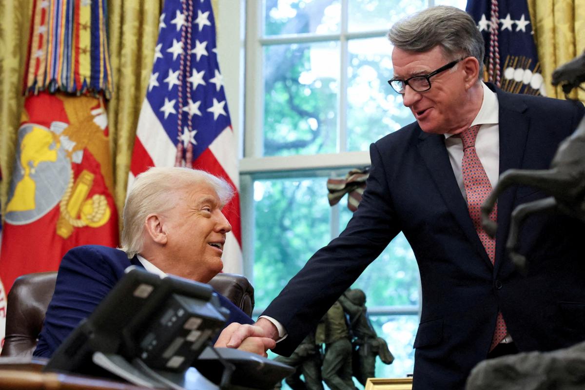 El presidente de EEUU, Donald Trump, recibe al entonces embajador británico en Washington, Peter Mandelson, el 8 de mayo de 2025, en el Despacho Oval.