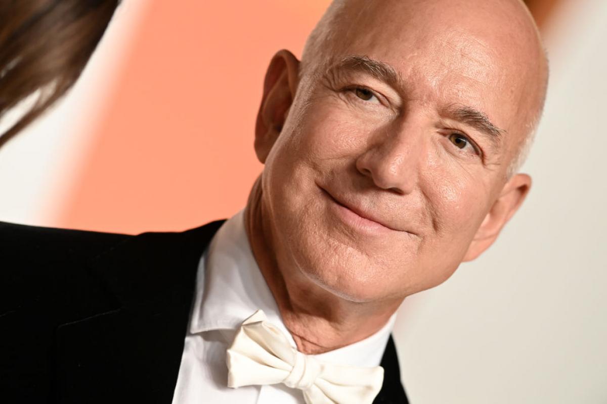 El dueño del 'Washington Post', Jeff Bezos, asiste a la fiesta de los Óscar de Vanity Fair 2025, en el Centro de Artes Escénicas Wallis Annenberg el 2 de marzo de 2025, en Beverly Hills.