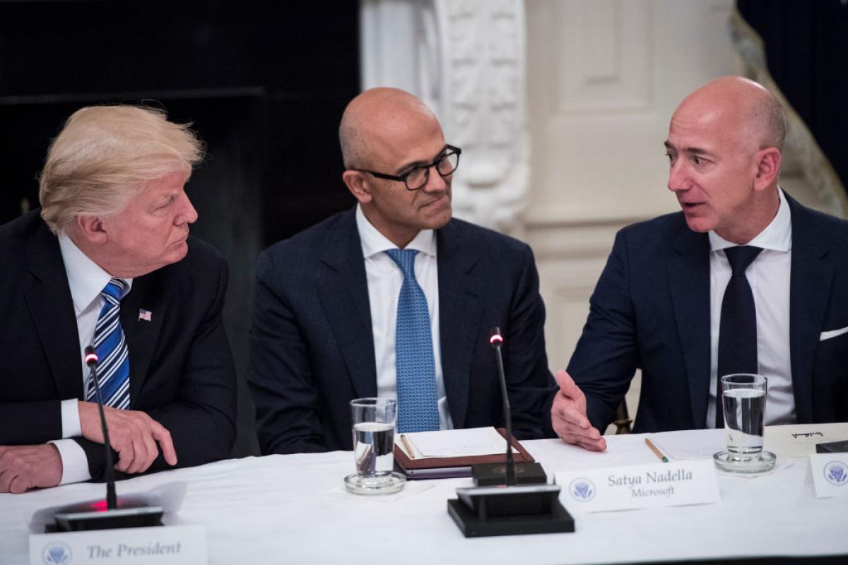 El presidente de EEUU, Donald Trump, con Satya Nadella, director ejecutivo de Microsoft, y Jeff Bezos, director ejecutivo de Amazon, el 19 de junio de 2017, en una reunión en la Casa Blanca.
