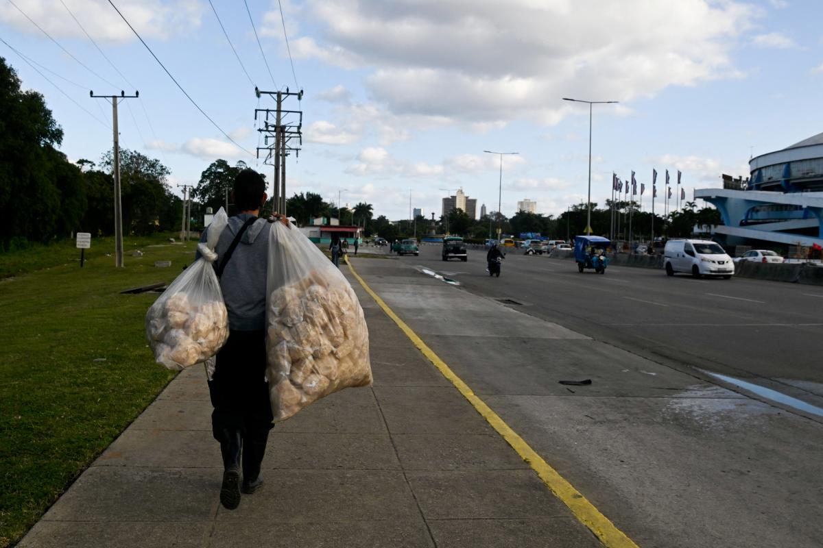 Un hombre lleva chicharrones para vender en mitad de la nueva crisis de abastecimiento de Cuba, el 6 de febrero de 2026, en La Habana.