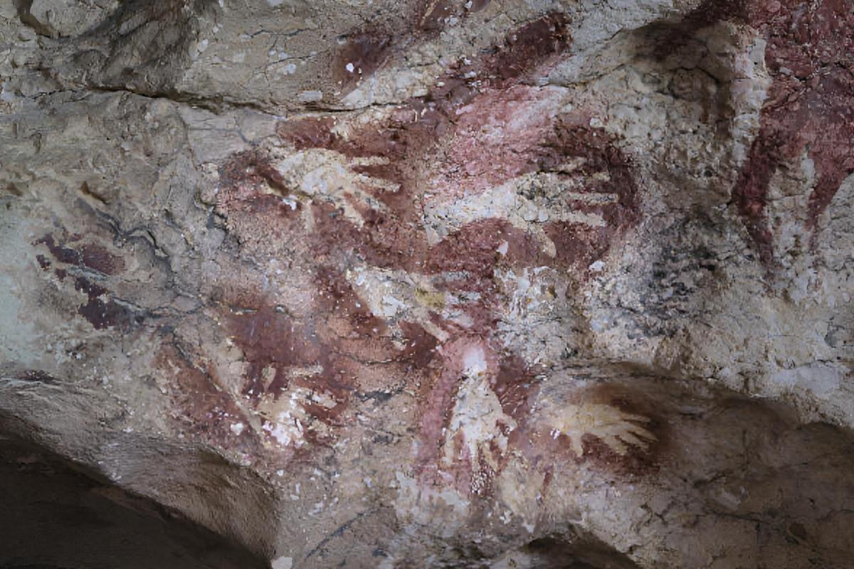 Unas plantillas de mano en color rojo encontradas en la prehistórica cueva de Sumpang Bita, en Sulawesi (Indonesia)
