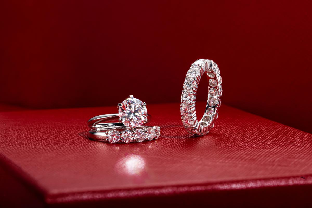 Imagen de varios anillos de diamantes