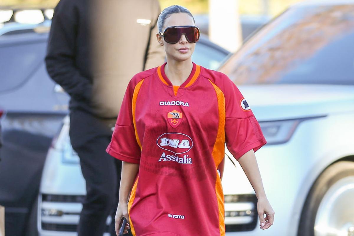 Kim Kardashian, con una camiseta vintage de la Roma en enero de 2023