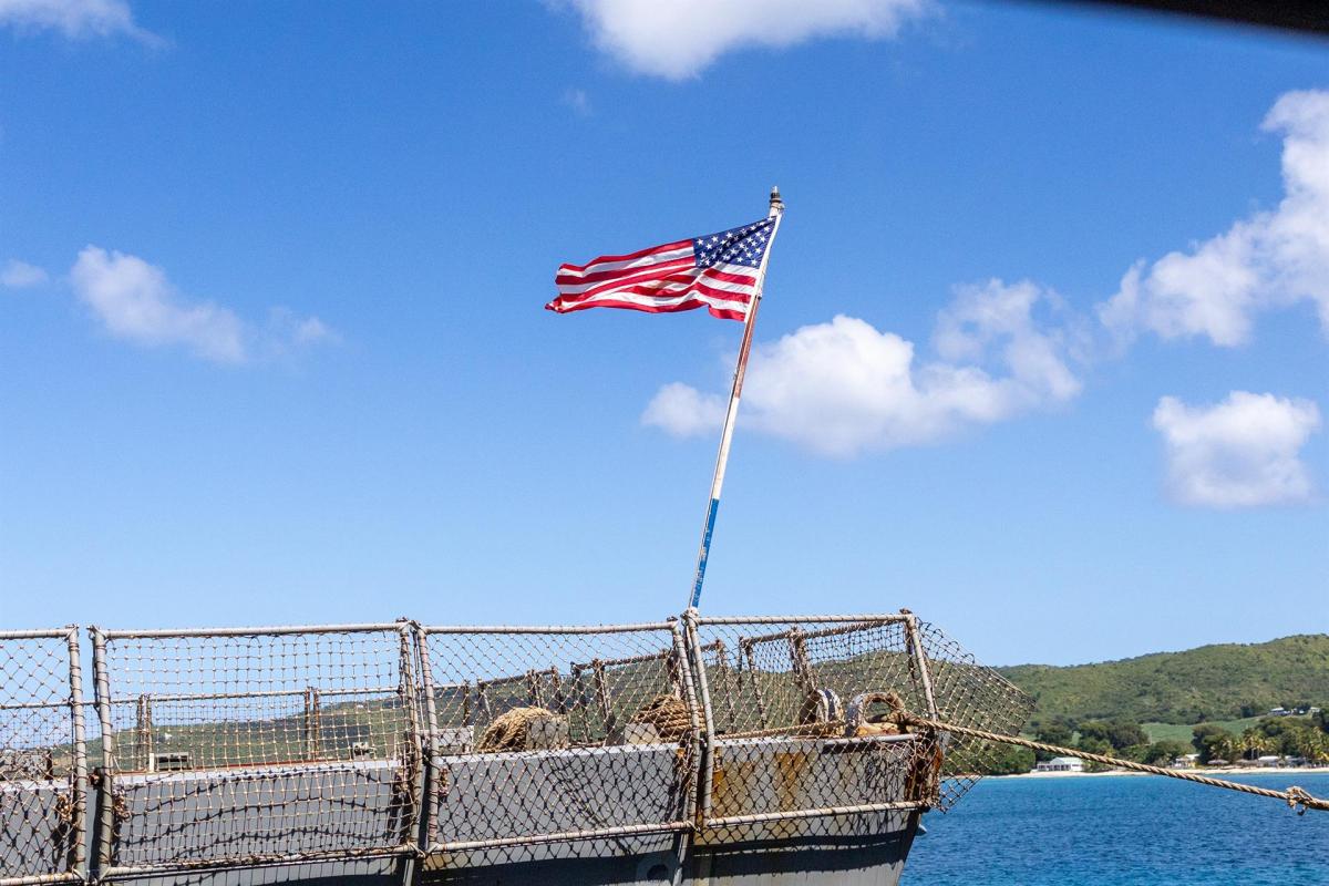 La bandera estadounidense ondea en el destructor 'Winston Churchill'