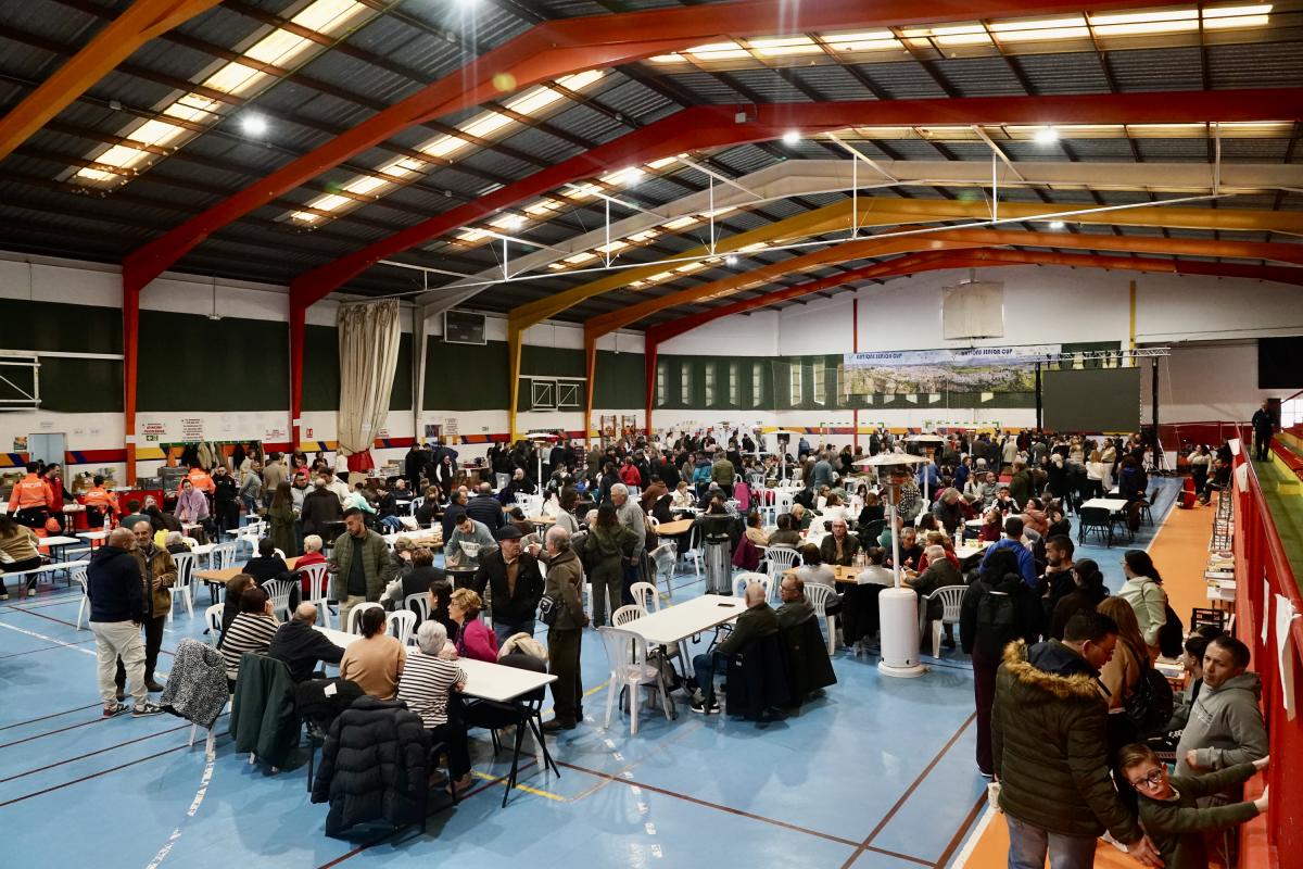 Los vecinos de Grazalema, en un pabellón de Málaga tras ser desalojados de su municipio