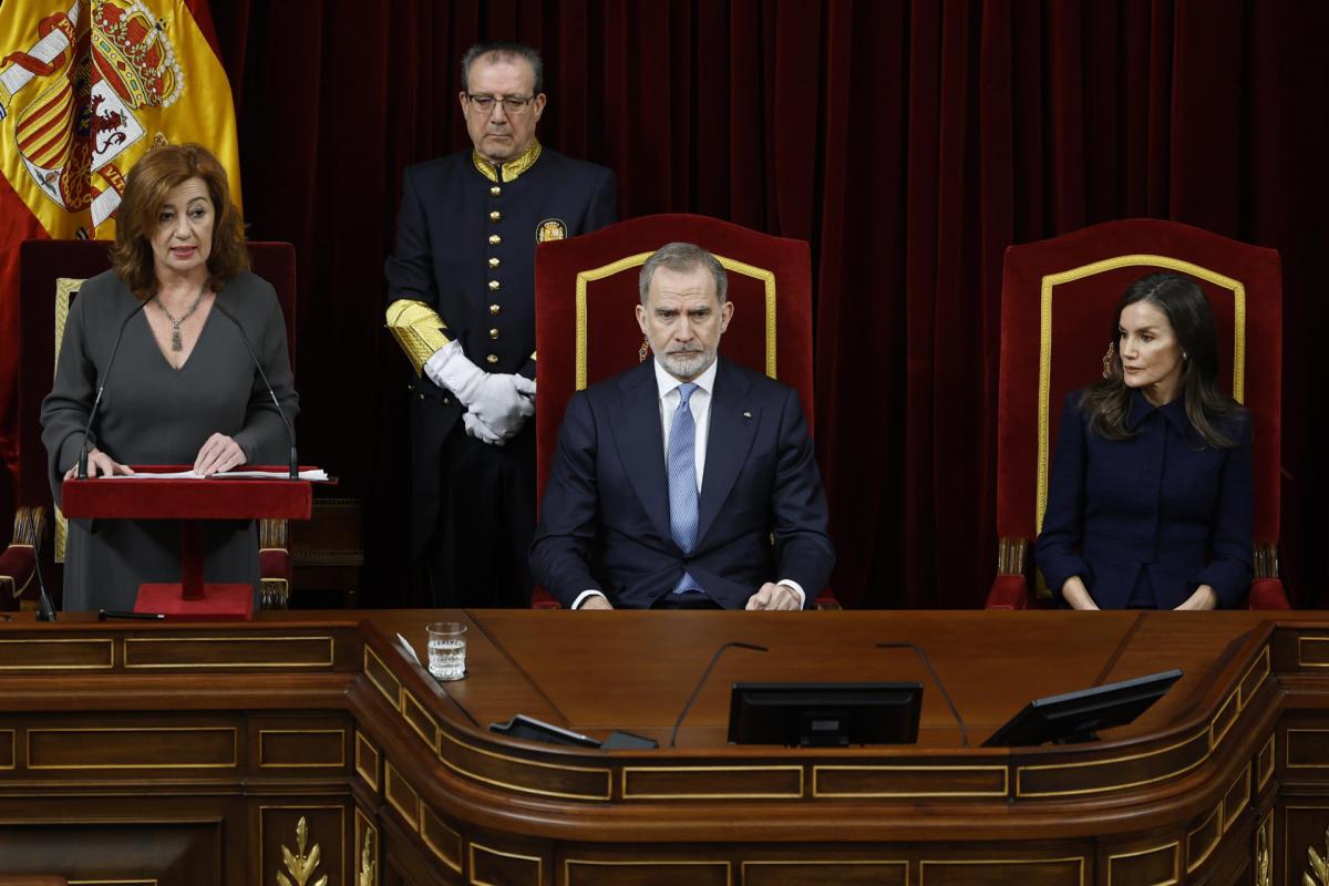 La presidenta del Congreso, Francina Armengol (i), pronuncia un discurso en presencia del rey Felipe VI y la reina Letizia durante el acto institucional que conmemora la Constitución de 1978