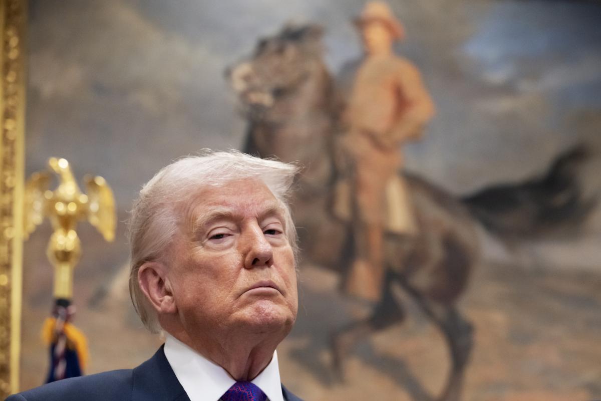 Trump en la Casa Blanca con el cuadro de Roosevelt tras él