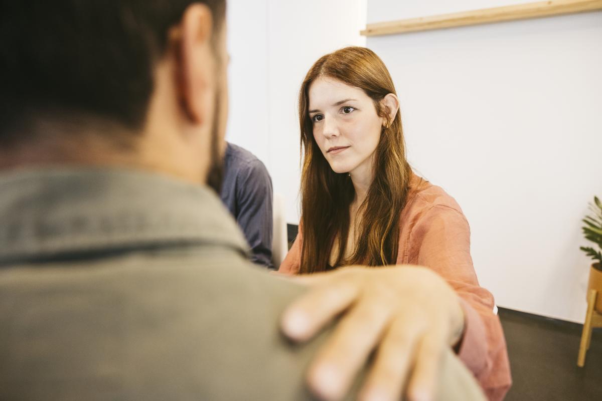 Una joven psicóloga, con un paciente, en una imagen de archivo.