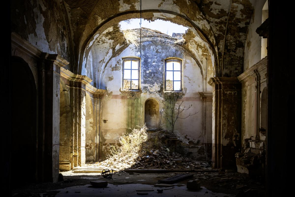 Craco, Basilicata, Italia - 8 de agosto de 2024
Craco es un fascinante pueblo fantasma ubicado en la región de Basilicata, al sur de Italia, en la provincia de Matera.