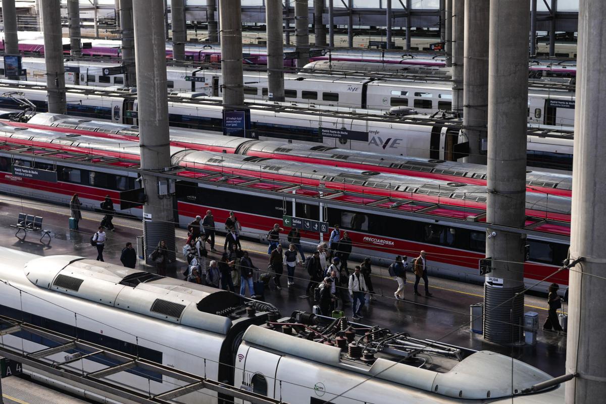 Viajeros en Atocha el 28 de octubre de 2026, durante la interrupción ferroviaria Madrid-Andalucía.