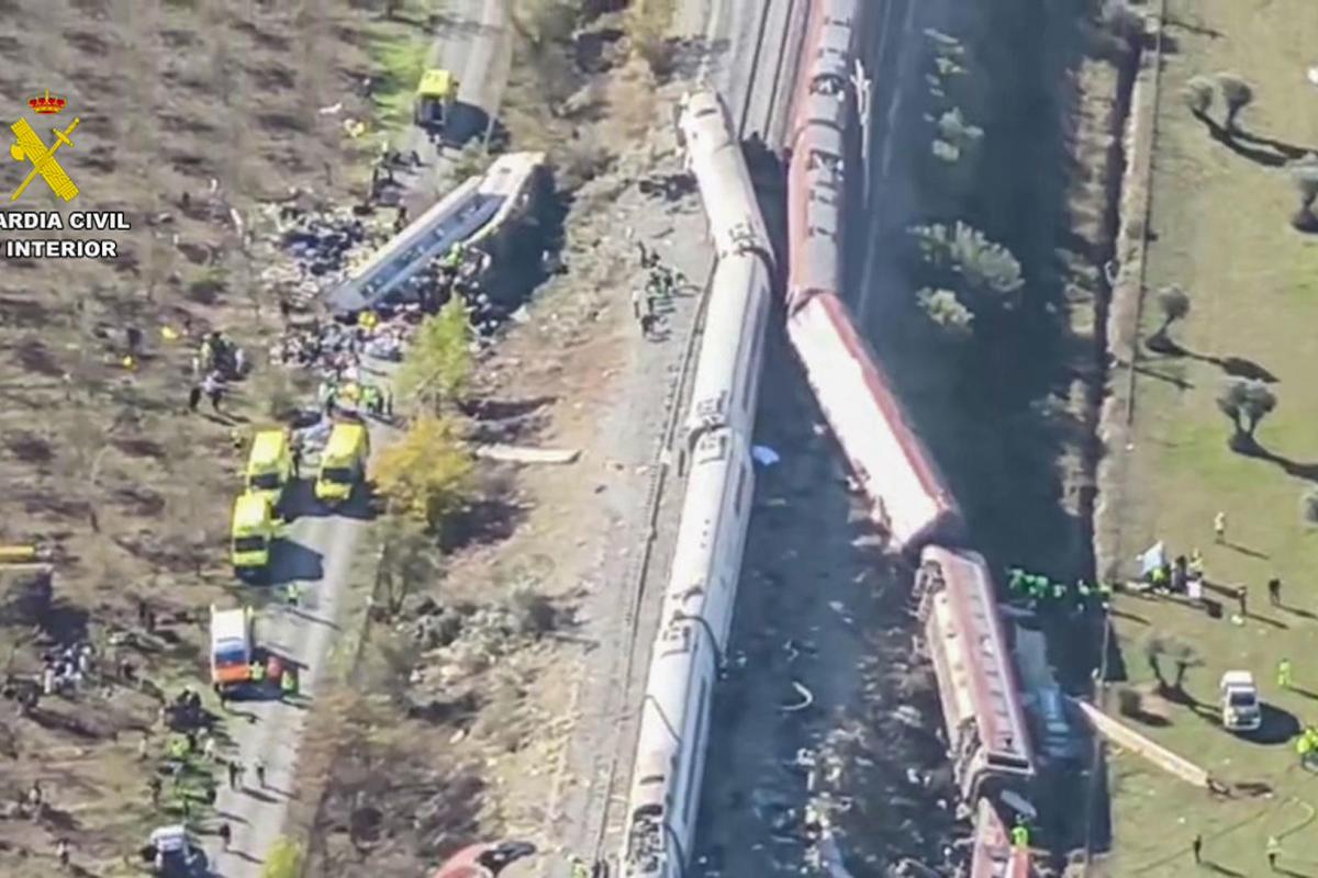 Vista aérea real de los trenes accidentados en Urda, el 28 de octubre de 2026; vídeo de Guardia Civil difundido por EFE.