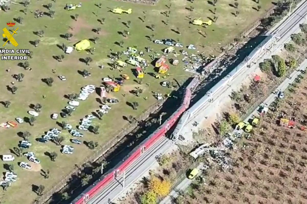 Fotograma del dron de Guardia Civil que documenta los trenes siniestrados en Urda el 28 de octubre de 2026.