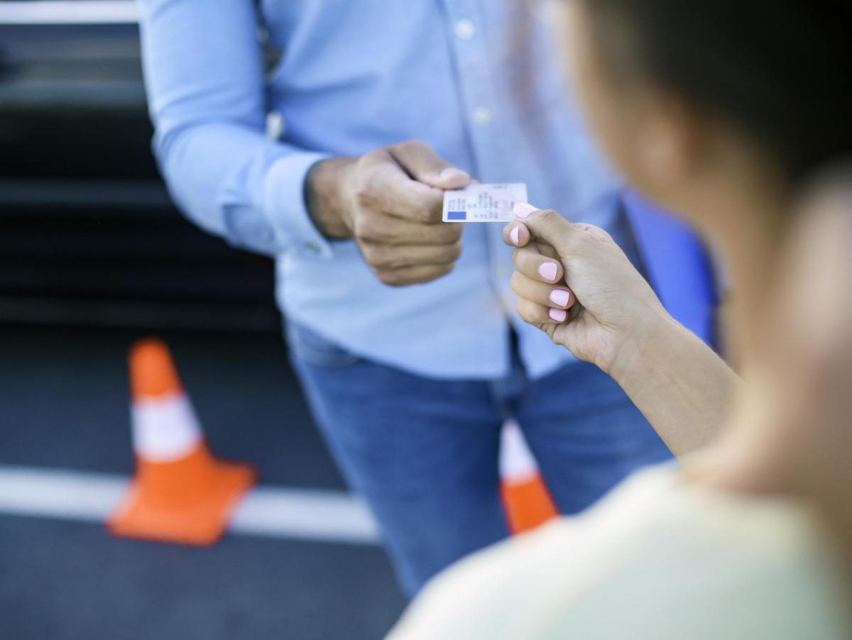 La UE cambia las normas: a partir de 2028 el carnet de conducir será digital, caducará a los 15 años y los nuevos conductores tendrán dos años a prueba