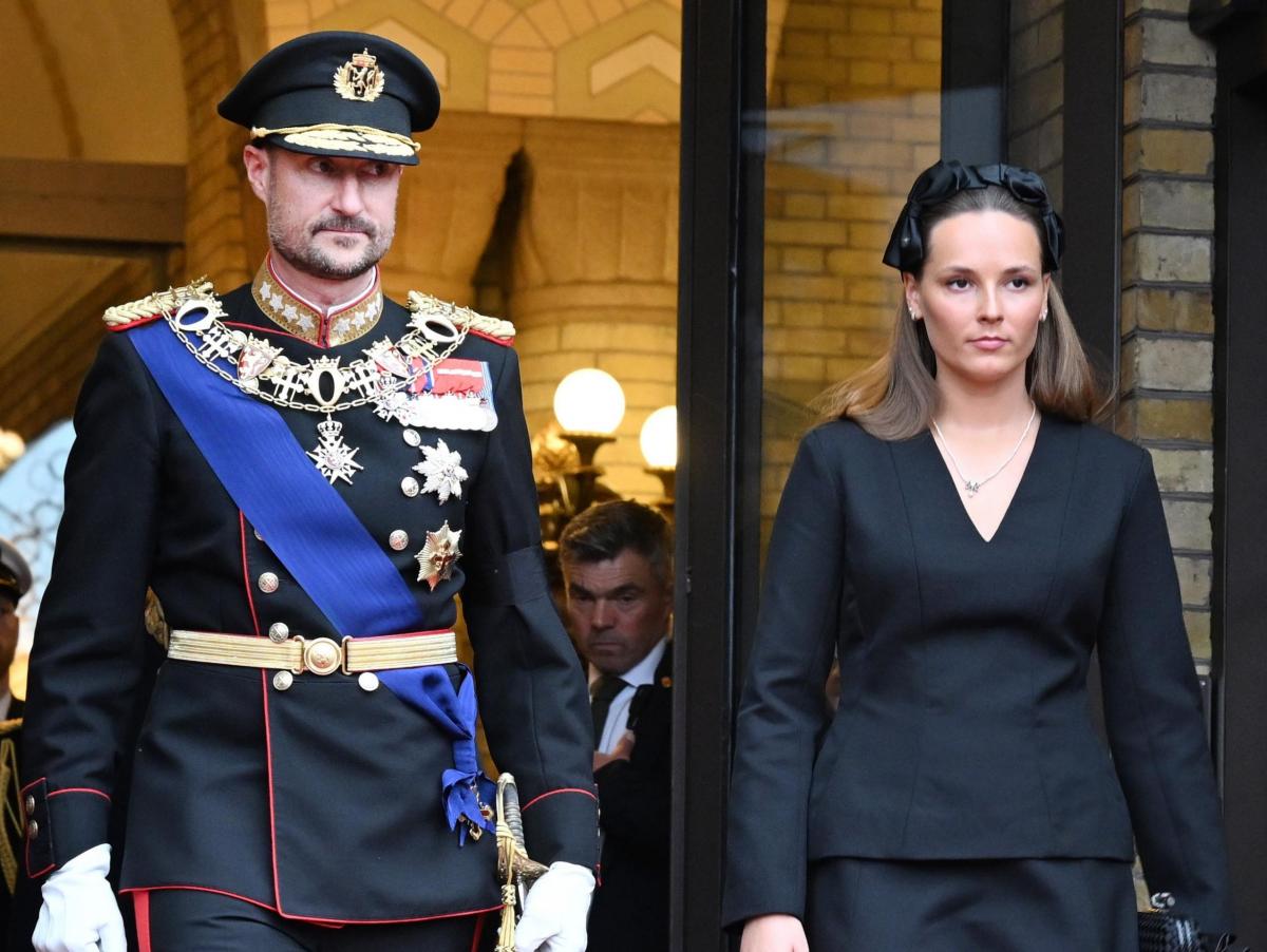 Haakon de Noruega abre por primera vez el parlamento como rey: el recuerdo de Ingrid Alexandra a su madre, Mette-Marit, y una historia que tristemente vuelve a repetirse