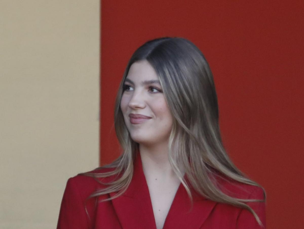 La infanta Sofía en el 12 de octubre: vuelta de París, un traje con el que afianza su estilo y el detalle que no pasa desapercibido