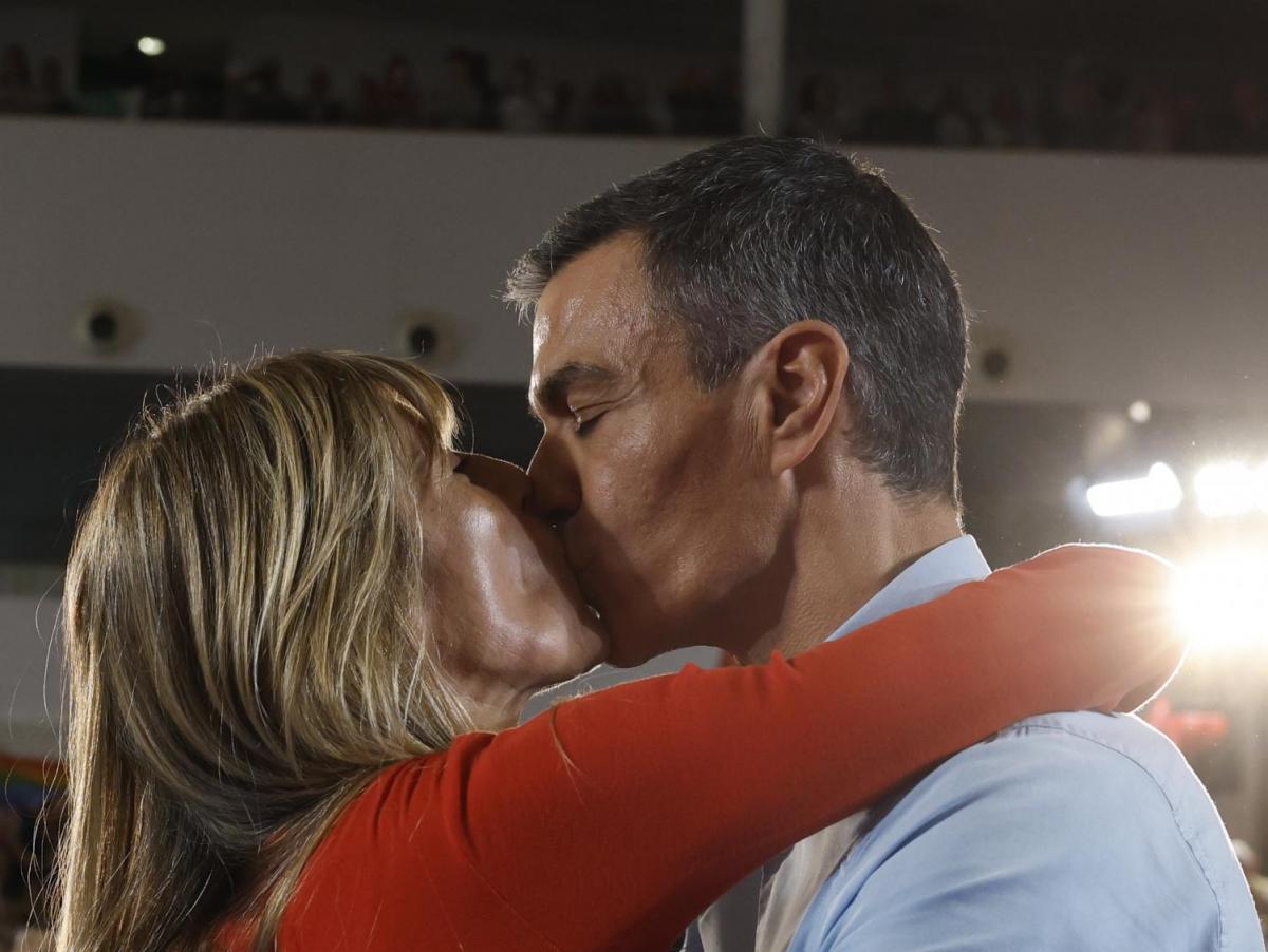 Pedro Sánchez y Begoña Gómez, más unidos que nunca: su beso en durante el mitin del PSOE en Fuenlabrada
