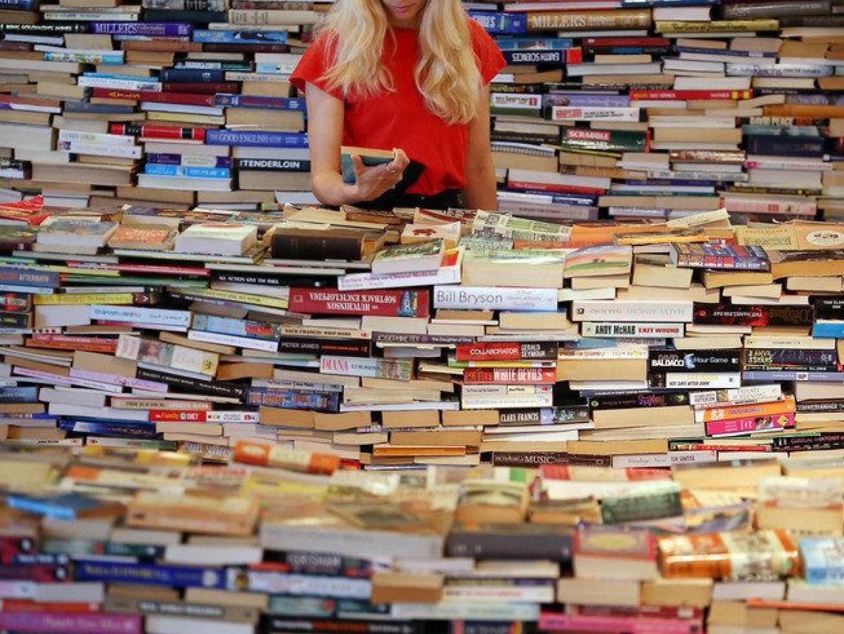 El autor que dejó su novela en una cesta a la puerta de una editorial explica por qué seguirá siendo anónimo: "Quiero que me compren y me juzguen por cómo escribo"