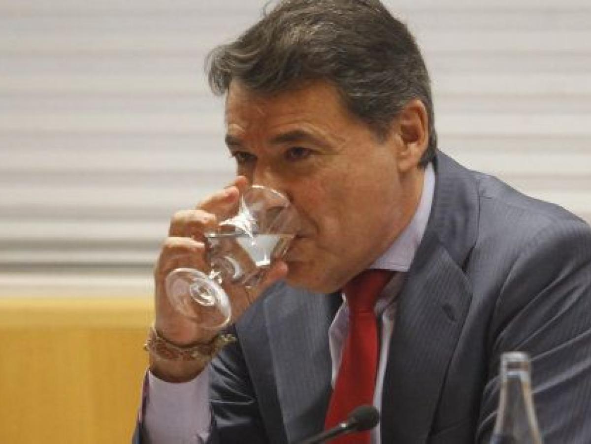 Ignacio González se sienta en el banquillo: las 5 claves del supuesto pelotazo del campo de golf en plena precampaña