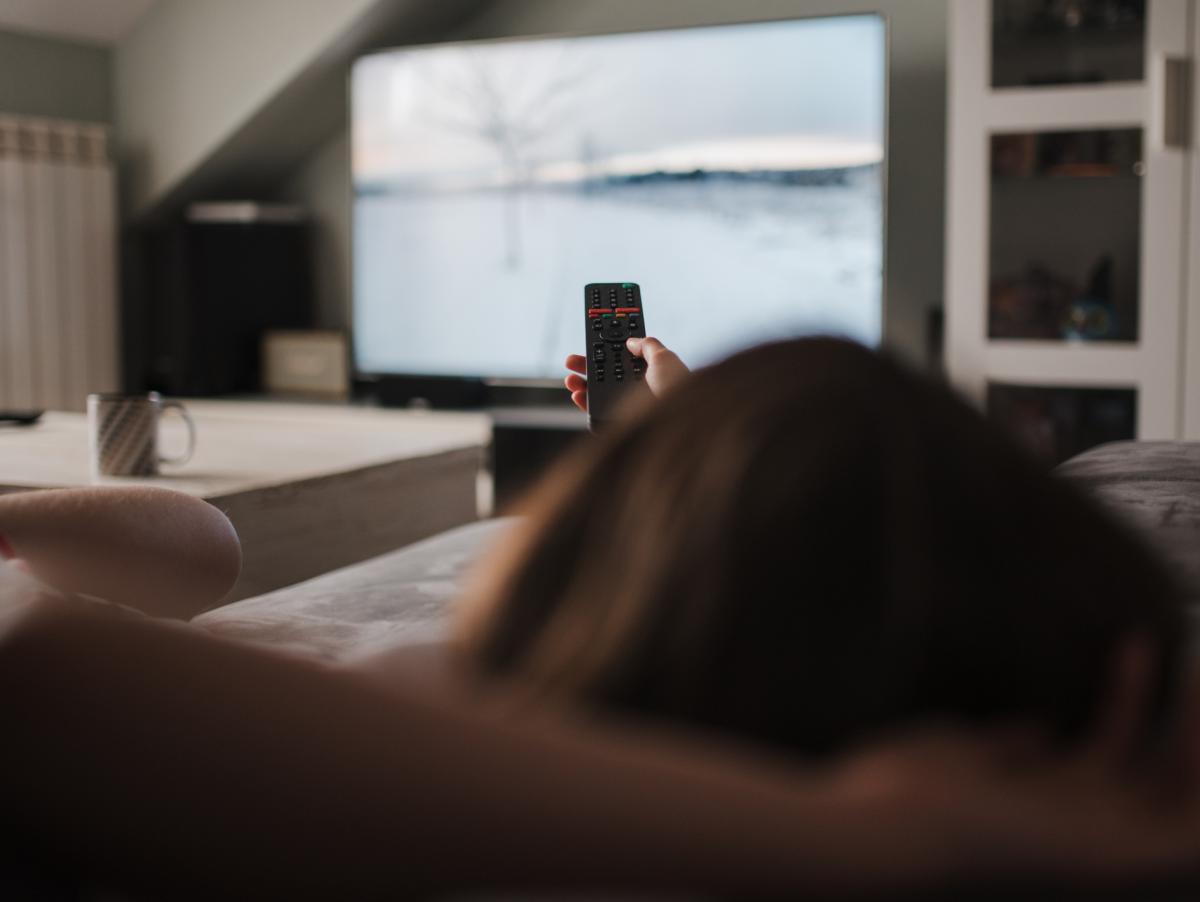 Un estudio siguió a 1.700 personas durante más de 20 años: quienes veían la tele "muy a menudo" tenían menos volumen en zonas del cerebro ligadas a la memoria