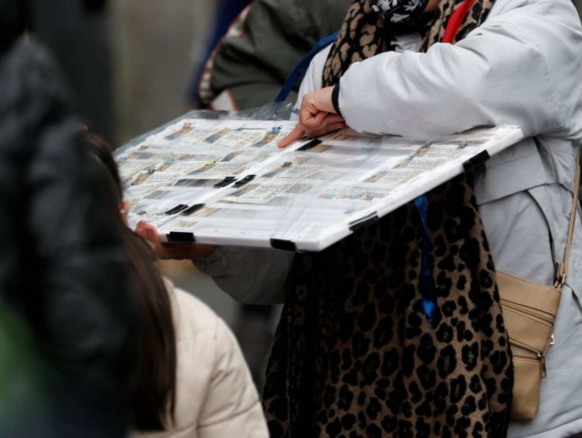 Un vecino de A Coruña gana 109.333 euros con un décimo regalado por su amante, una foto le delata y se acaba divorciando... pero una sentencia le obliga a compartir con ella el premio