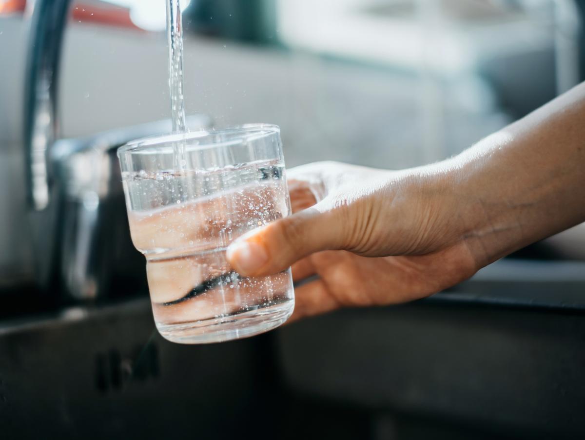 El agua que sale del grifo preocupa en Baleares: 145.000 personas viven en zonas no aptas o en riesgo
