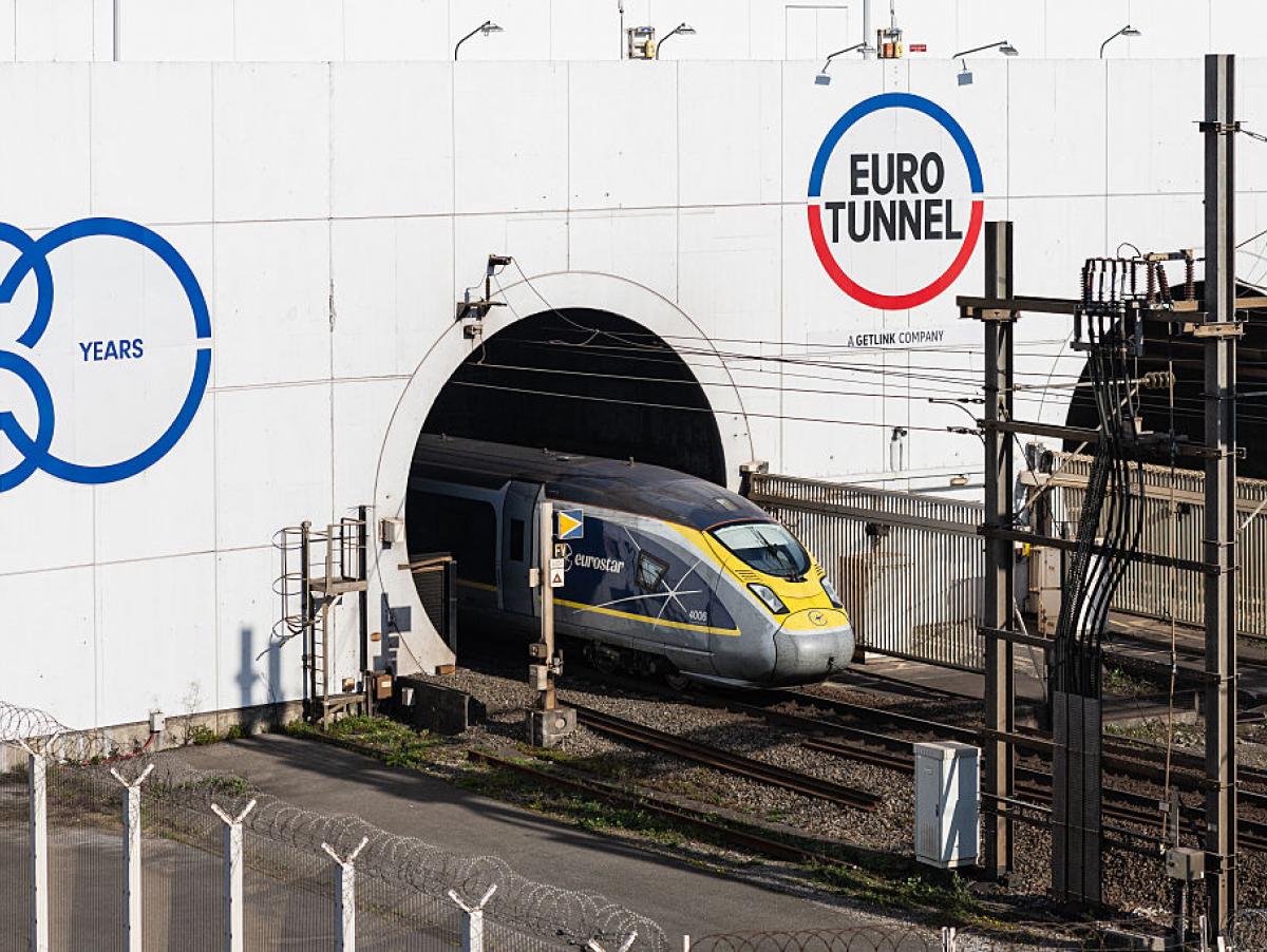 Al menos 19 heridos, cinco críticos, al chocar un tren con un autobús en la entrada francesa del Eurotúnel
