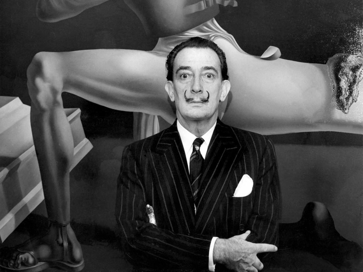 Roban un valioso libro de 210 kilos con cubierta de Dalí en un museo francés