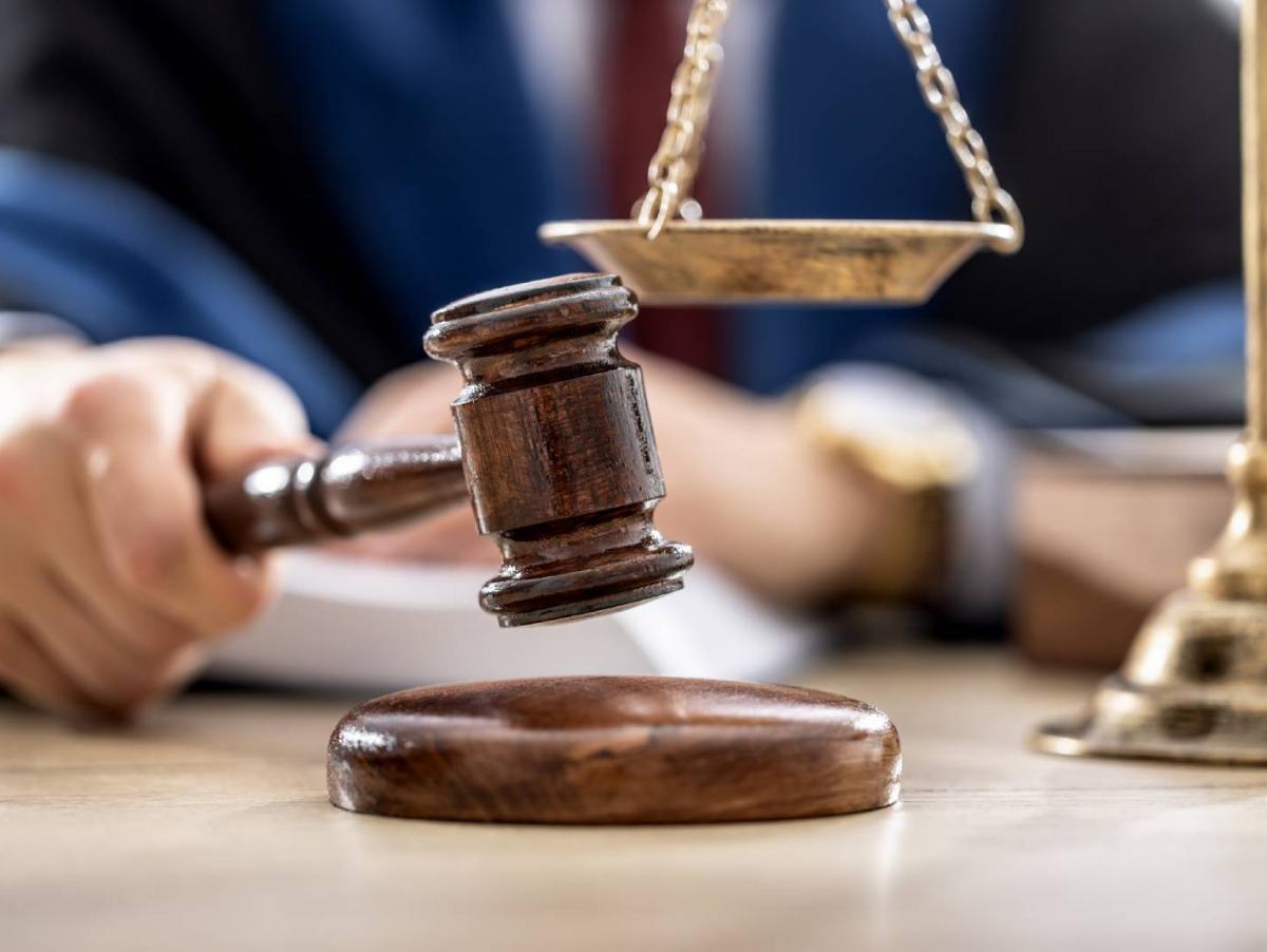 Una directora vuelve tras 16 años de excedencia, se va por falta de medios y pide 126.786 euros: la justicia le deja 5.154,35
