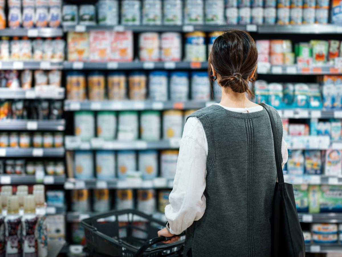 Ana Luzón: "Soy técnica en nutrición y éstas son las tres cosas que compruebo al comprar leche" Esta experta desmonta tres ideas muy extendidas al hacer la compra: entera, desnatada o bebida de soja"