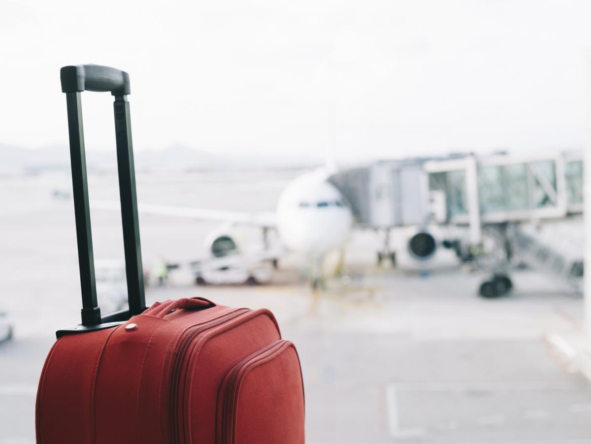 A partir de octubre de 2027 las aerolíneas tendrán que dejarte subir gratis un bolso o una mochila: la maleta de cabina seguirá dependiendo de cada compañía