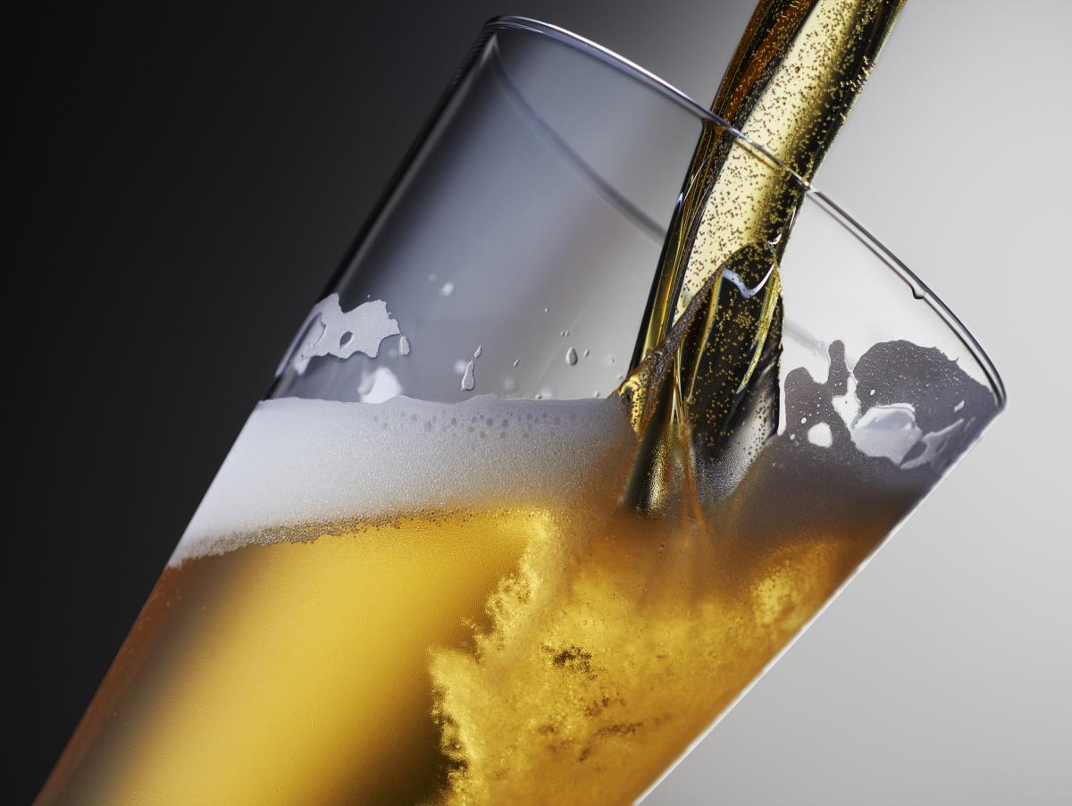 Peter, 70 años, lleva desde 1984 entrando en bares para tomarse una cerveza: ya va por el número 25.000 y calcula que se ha dejado unos 385.000 euros