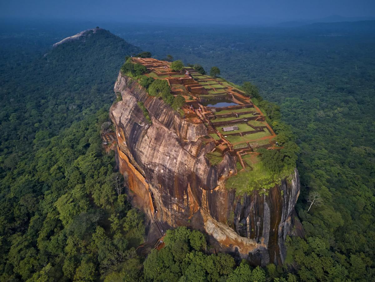 Ni castillo ni templo: la roca de 180 metros donde un rey se escondió de su hermano tras arrebatarle el trono a su padre, considerada la octava maravilla del mundo