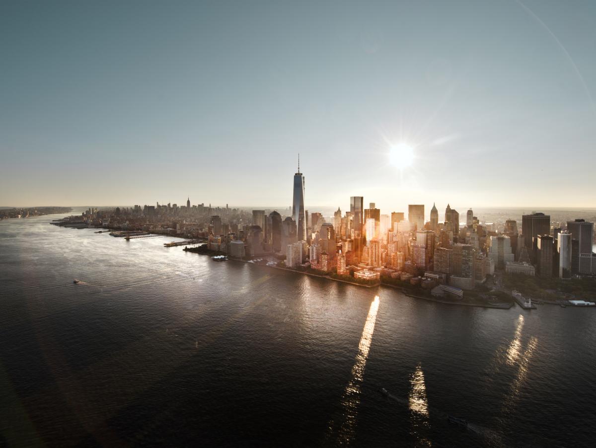 "Tendrán que tirar el edificio conmigo dentro": los vecinos mayores de Nueva York que se niegan a abandonar sus pisos sociales antes de la demolición